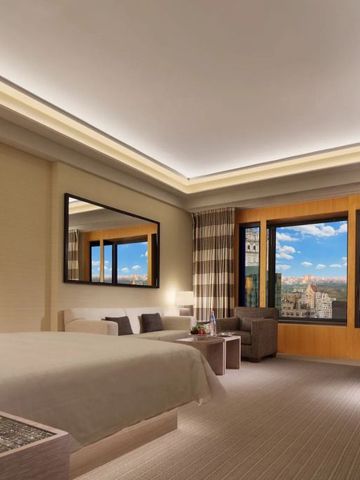 Elegantes Hotelzimmer mit Stadtblick durch große Fenster