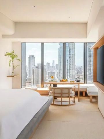 Luxuriöses Hotelzimmer mit weitem Stadtblick im Four Seasons Osaka