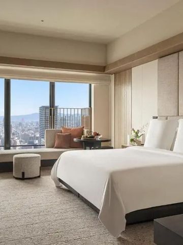 Gediegenes Hotelzimmer mit Blick auf die Stadt im Four Seasons Hotel Osaka