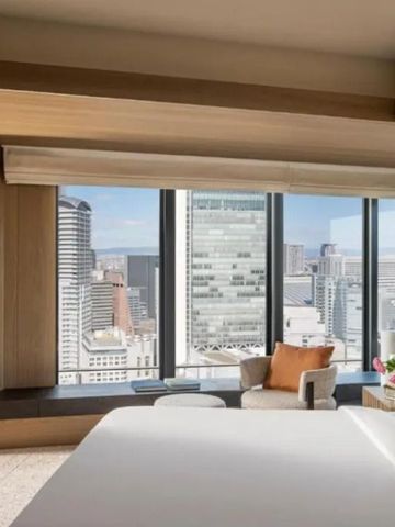 Gästezimmer mit Panoramablick auf die Skyline von Osaka