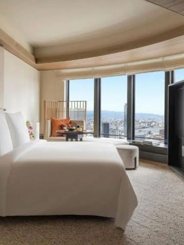 Moderne Suite mit großen Fenstern und Stadtblick