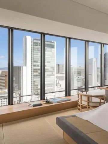 Geräumiges Zimmer mit Blick auf die Hochhäuser von Osaka