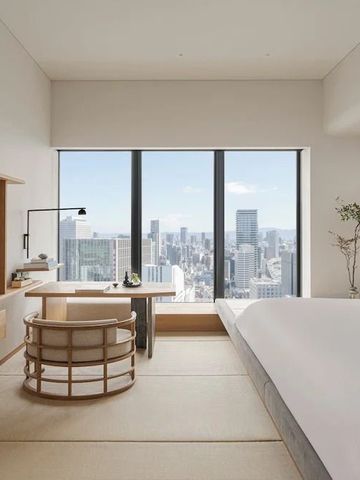 Helles Zimmer mit modernem Design und Blick auf die Stadt