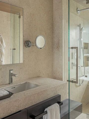 Elegantes Badezimmer mit Dusche und Waschbecken aus Marmor im Four Seasons Hotel Osaka