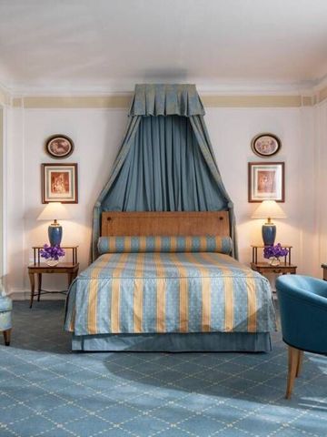 Elegantes Hotelzimmer mit Himmelbett und klassischem Dekor