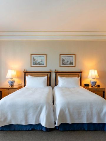 Doppelzimmer mit zwei Einzelbetten und zurückhaltender Eleganz