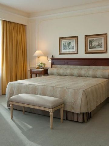 Geräumiges Zimmer mit großem Bett und klassischer Einrichtung