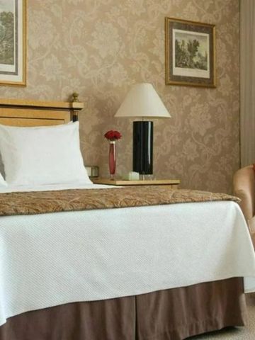 Komfortables Gästezimmer mit stilvollen Tapeten und Kunstwerken.