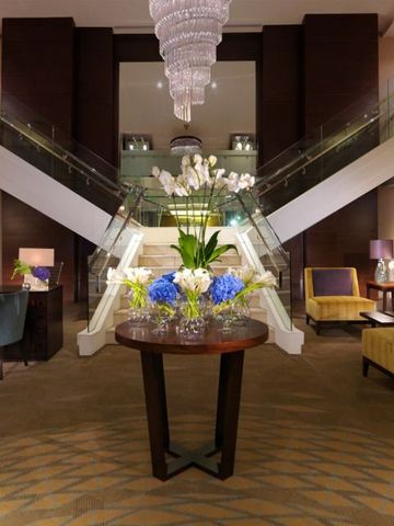 Elegante Lobby des Four Seasons Hotel Riyadh mit opulentem Kronleuchter.