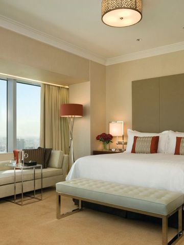 Deluxe-Zimmer mit großem Fenster und moderner Inneneinrichtung im Four Seasons Hotel Riyadh.