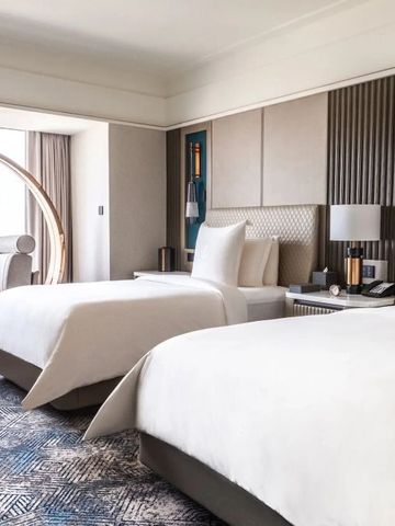 Zweibettzimmer mit stilvollem Dekor und Tageslicht im Four Seasons Hotel Riyadh.