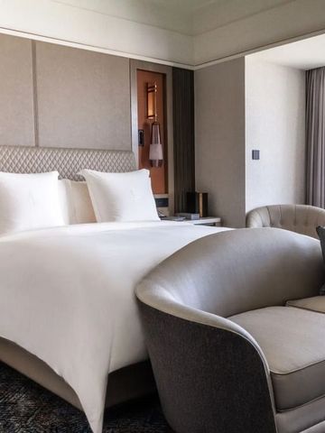 Elegantes Hotelzimmer mit großem Bett und modernem Dekor
