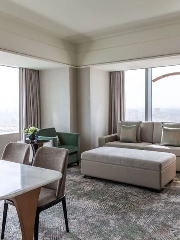 Großzügiger Wohnbereich mit Esstisch und Sofas