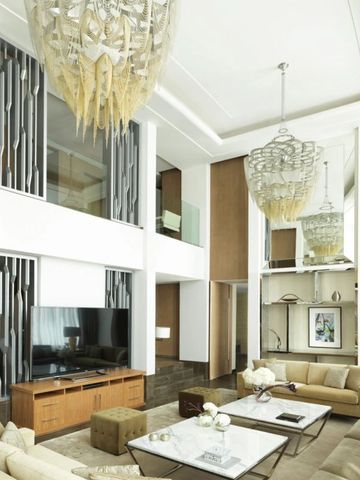 Luxuriöser Wohnbereich mit eleganter Inneneinrichtung und Kronleuchtern