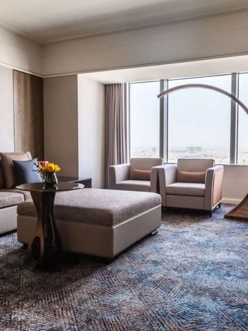 Großzügiger Wohnbereich mit modernen Möbeln und Panoramablick