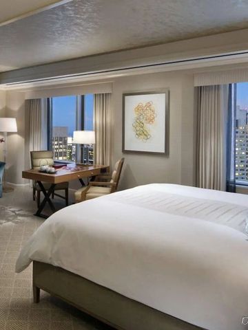 Luxuriöses Hotelzimmer im Four Seasons mit Stadtblick und eleganter Einrichtung