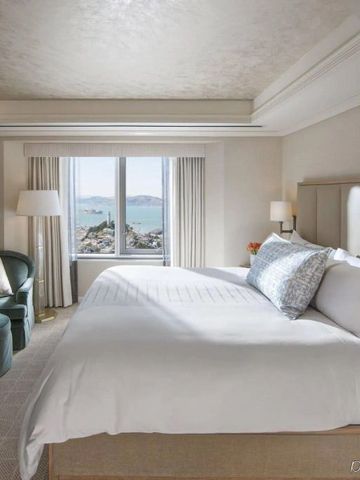 Hotelzimmer mit großem Bett und spektakulärem Blick auf die Bucht