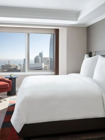 Modernes Schlafzimmer mit großem Fenster und Blick auf die Skyline von San Francisco