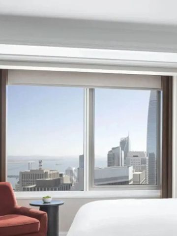 Weitläufige Aussicht auf die San Francisco Bay und die Skyline vom Zimmer aus