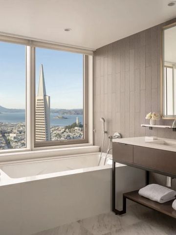 Luxuriöses Badezimmer mit Badewanne und Panoramablick auf die Stadt