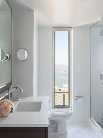 Modernes Badezimmer mit Aussicht und großer Duschkabine