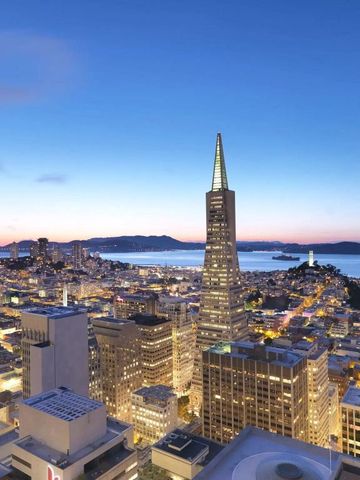 Beeindruckende Skyline von San Francisco bei Sonnenuntergang mit Transamerica Pyramid