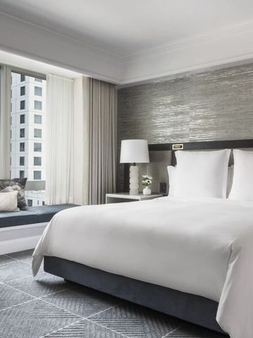 Luxuriöses Hotelzimmer mit Doppelbett und Fensterplatz mit Stadtblick