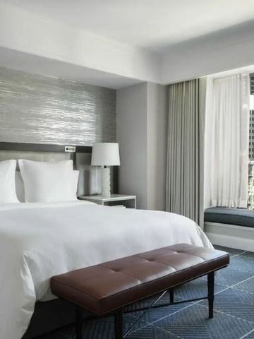 Helles Hotelzimmer mit Doppelbett und modernem Dekor