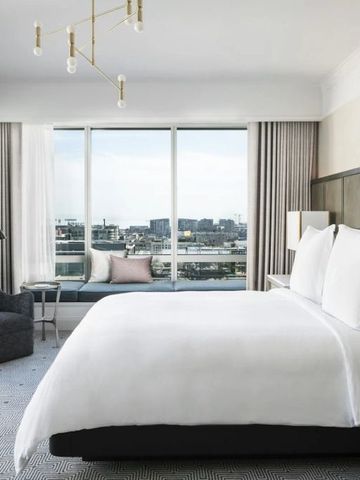 Großzügiges Hotelzimmer mit Panoramablick und eleganter Einrichtung