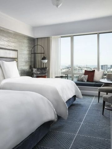 Hotelzimmer mit zwei Einzelbetten und Stadtblick