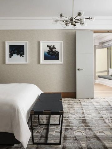 Geräumiges Hotelzimmer mit eleganter Einrichtung und Kunstwerken