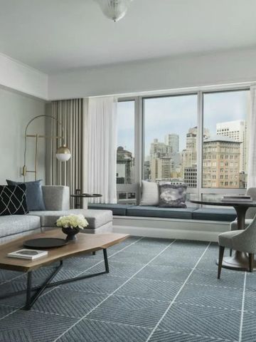 Modernes Wohnzimmer mit Blick auf die Stadt