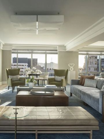 Geräumiges Wohnzimmer mit stilvoller Einrichtung und großen Fenstern