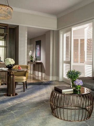 Elegante Suite mit modernem Sitzbereich und stilvollem Dekor