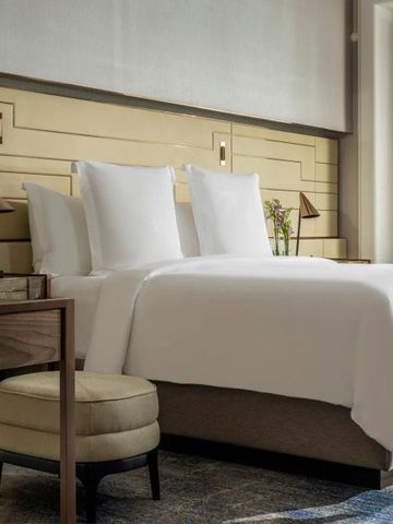 Elegantes Hotelzimmer mit großem Bett und modernem Dekor