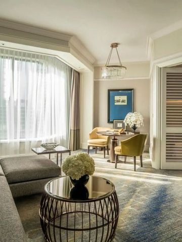 Lichtdurchflutetes Wohnzimmer mit eleganter Einrichtung und Sitzbereich