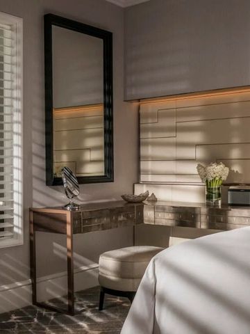 Geschmackvoll dekorierter Schminktisch in einem Hotelzimmer