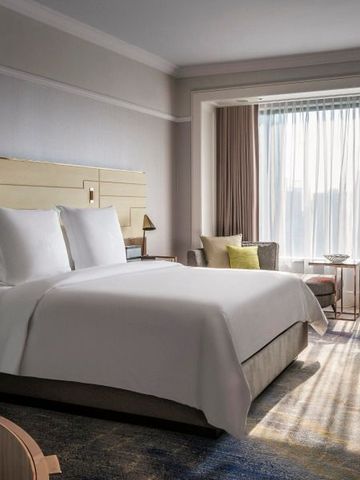 Gemütliches Hotelzimmer mit großem Fenster und stilvollem Design