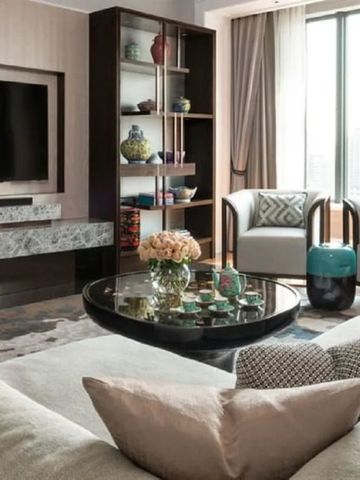 Geräumiges Wohnzimmer mit modernen Möbeln und großem Fernseher