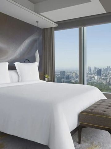 Geräumiges Hotelzimmer mit Panoramablick über Tokyos Skyline