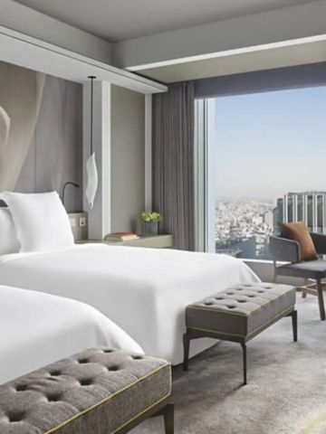 Zweibettzimmer mit moderner Einrichtung und beeindruckender Aussicht