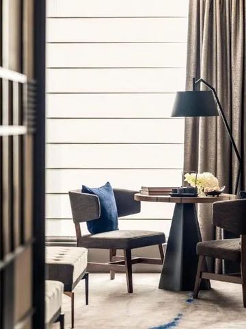 Geschmackvoll eingerichtete Sitzecke im Hotel mit natürlichem Licht