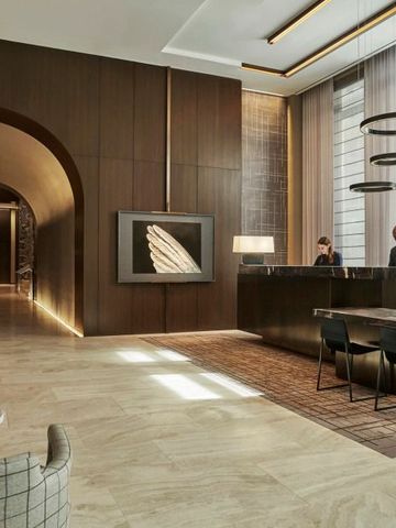 Moderne Hotel-Lobby mit Holzvertäfelung und Empfangstresen