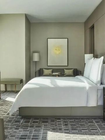 Modernes Hotelzimmer mit großem Bett und stilvollem Dekor