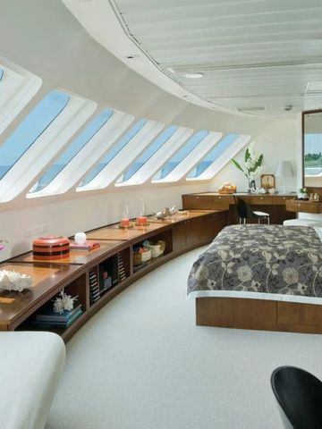 Elegantes Schlafzimmer auf einer Yacht mit Panoramablick auf das Meer