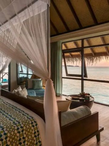 Villa mit Himmelbett und atemberaubendem Blick auf den Sonnenuntergang über dem Meer