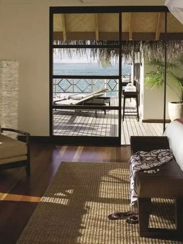 Luxuriöse Villa mit direktem Zugang zur Terrasse und Meeresblick