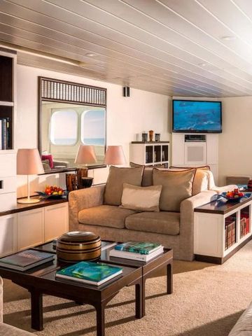 Geräumige Luxussuite mit stilvoller Einrichtung und großem Panoramafenster