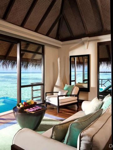 Luxuriöses Wohnzimmer mit Blick auf den Ozean und privatem Pool im Four Seasons Maldives
