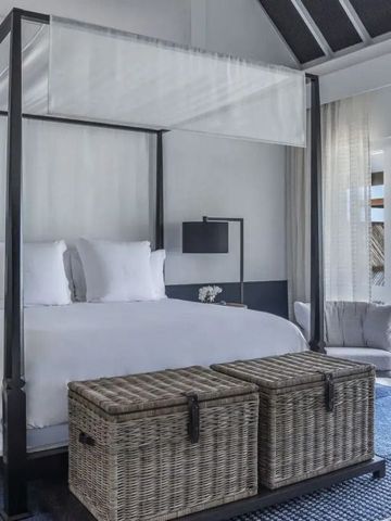 Stilvolles Schlafzimmer mit Himmelbett und Meerblick von der Terrasse